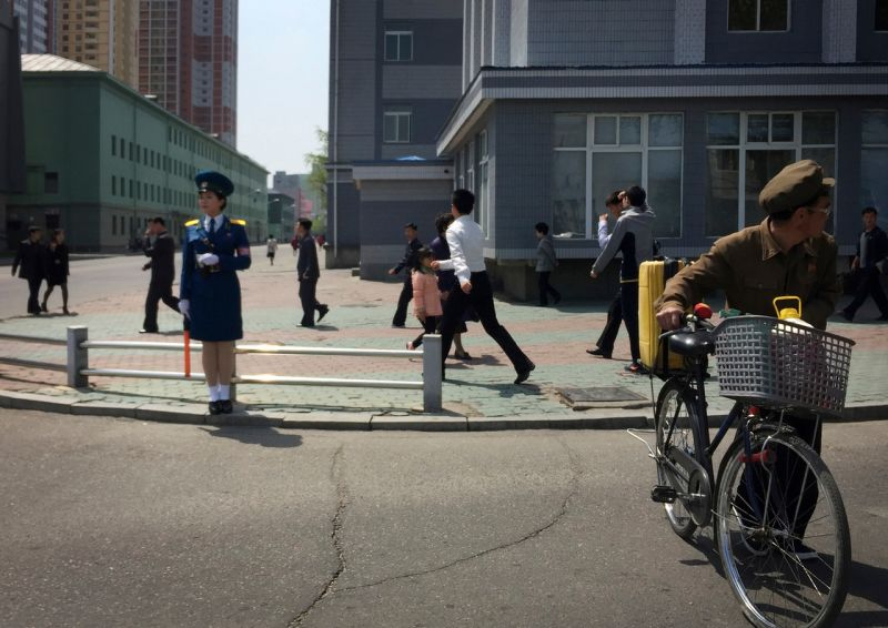Hombres y mujeres de Corea del Norte caminando en un área residencial de Pyongyang, 25 de abril de 2017 (AP Images / Eric Talmadge).
